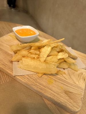 Tiras de yuca frita con salsa de tomate casera at La Casa Viva in Valencia
