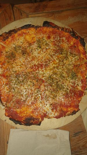 Pizza margarita con masa de yuca at La Casa Viva in Valencia