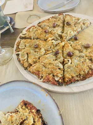 Seriously amazing vegan pizza with an amazing crust. Not soggy ! at La Casa Viva in Valencia