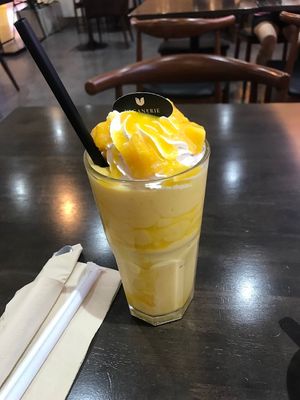 Mango shake 💚 at Veganerie - Silom in Bangkok