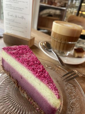 Himbeer-Zitronen-Cheesecake und Flat White mit Hafermilch  at Kaatje's Bakery Cafe in Bergen