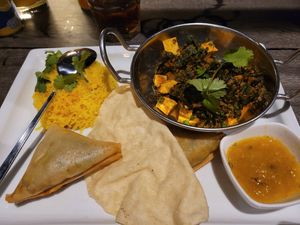 Palak Paneer, gelber Reis mit Samosa, Mango Chutney und Papadam at Barracuda Restaurant at Darawan - Maybe closed in Koh Tao