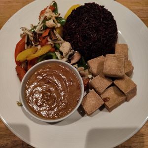 Fresh Veg and Tofu with peanut sauce and brown rice at FIZZ Beachlounge in Koh Tao