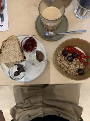 Vegan option for 10€ (hot drink, bread and spread and Granola at The Manufactory in Ghent