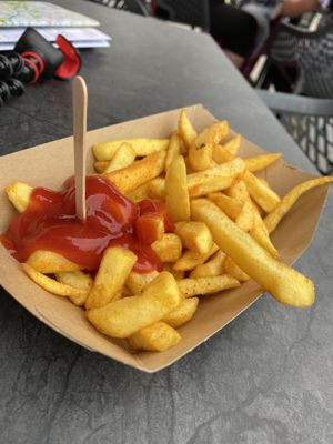 Pommes gehen preislich klar, der Rest v.a. im Vergleich zu den Fleischprodukten extrem überteuert.  at Curry am Schloss in Dresden