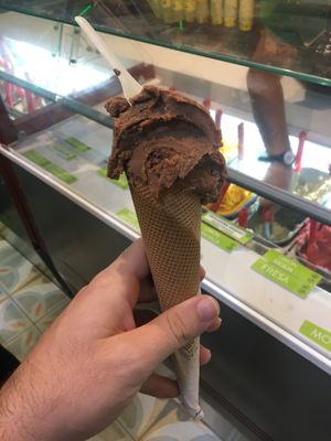 Helado de chocolate vegano at Gelati Gelati in Bilbao