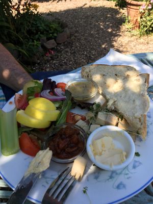 Tofu Ploughman’s w/ Chunky bread 👌🏽 at Kitnors in Minehead