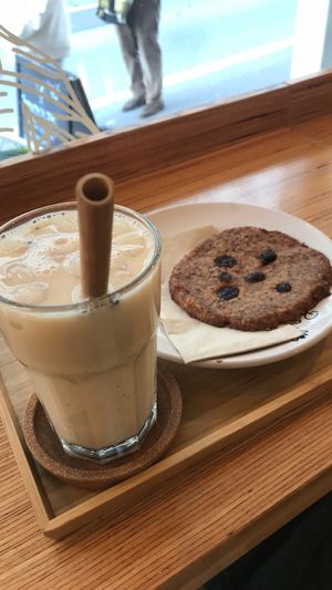 Iced chaï latte et cookie aux fruits épicé  at Racines in Lausanne