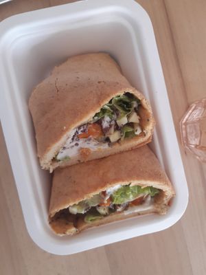 Sandwich hummus and more - delicious at Racines in Lausanne