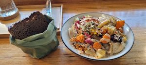 Buddha Bowl mit Buchweizen und Buchweizenbrot at Racines in Lausanne