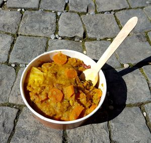 Curry de légumes de saison sur riz rouge, stand Racines du marché de la Riponne at Racines in Lausanne
