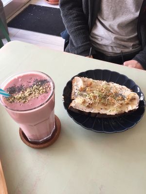 Smoothie fruits rouges et banane 🍌 et tartine fauxmage, noix et agave  at Racines in Lausanne