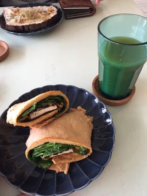« Omelette » avec tofu, épinards, champignons et hummus patate douce avec jus supergreen avec spiruline👍👌 at Racines in Lausanne