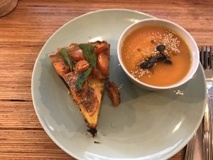 Quiche aux légumes et soupe  at Racines in Lausanne