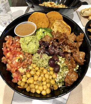 A big bowl of ‘Aristote’ salad with bio quinoa, guacamole and shiitake teriyaki🔆 at Copper Branch in Nice