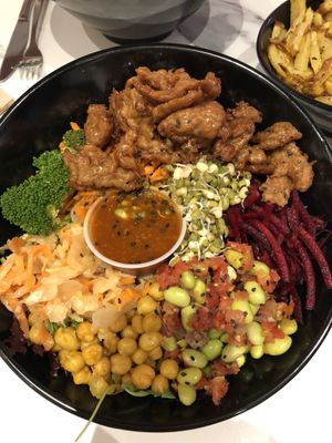 A big bowl of ‘Fusion Asiatique’ salad with bio quinoa and shiitake teriyaki🥢 at Copper Branch in Nice