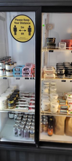 Kühlschrank voll veganen Käse at La Fauxmagerie in North West London