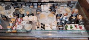 Die Kühltheke. Der Blauschimmelkäse ist unglaublich. at La Fauxmagerie in North West London