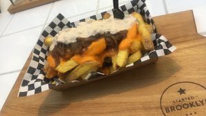 Animal style Fries with cheddarsauce, caramalized onions and thousand island dressing at Kruimig in Wageningen
