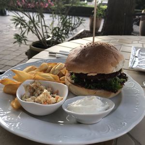 hamburger sültkrumplival/hamburger with chips  at Magora in Vac