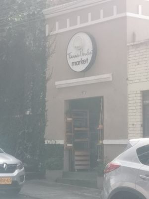 El restaurante está cerrado ahora solo tienen la tienda at Tierra Verde - Sede Oeste El Peñón in Cali