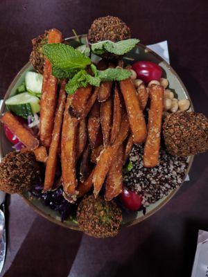 vegan Crispy Falafel bowl at Maschu Maschu in Vienna