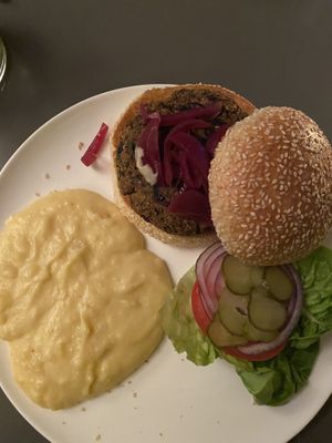 Wege Burger z puree (oryginalnie były ziemniaczki smażone w tłuszczu zwierzęcym, ale kuchnia bez problemu zmieniła na coś wegańskiego) at Le Café de Mars in Paris