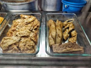 Dishes available at Pek Kio Vegetarian 白橋齋熟食 in Central Singapore