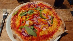 Vegan margherita met rode ui, paprika en knoflook at Woodstone in Alphen Aan Den Rijn