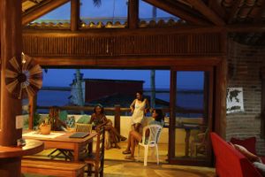 there`s nothing better than making new friends while enjoying a beautiful evening in a nice place at Casa Kombar in Itacare