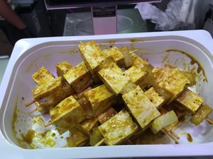 Brochetas de orientales de tofu con piña at ArteSano Vegano in Valencia