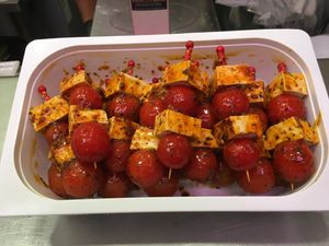 Brochetas marinado pizza con tofu at ArteSano Vegano in Valencia