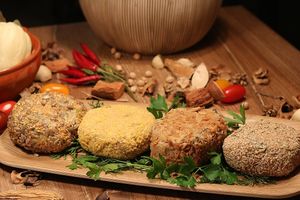 Hamburguesas veganas artesanas rebozadas con semillas at ArteSano Vegano in Valencia