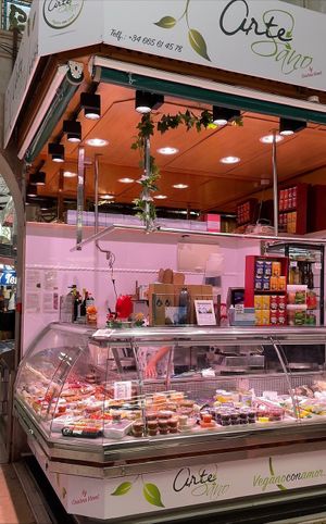 Puesto 94 Mercado central de Valencia, situado en una entrada de la pescaderia at ArteSano Vegano in Valencia