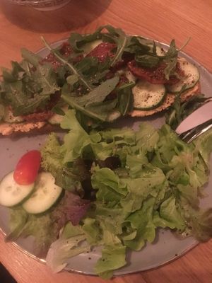 Hummusbrot mit Feldsalat an der Seite at Gustav in Stuttgart