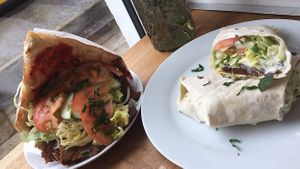 Vöner Kebab mit Chili-Tomaten Dressing, Dürüm Vöner mit Joghurt-Kräuter Dresing at Vöner der Vegetarische Döner in Berlin