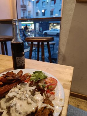 Vöner teller and a cola at Vöner der Vegetarische Döner in Berlin