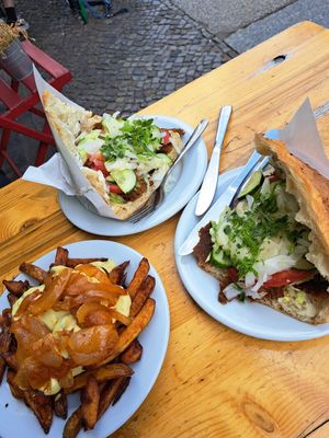 Vöner and fries with cheese sauce and onion at Vöner der Vegetarische Döner in Berlin