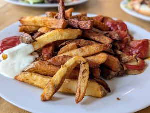 Currywurst mit pommes at Vöner der Vegetarische Döner in Berlin