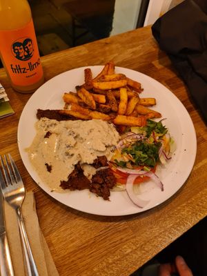 Vöner teller with tahini garlic sauce at Vöner der Vegetarische Döner in Berlin
