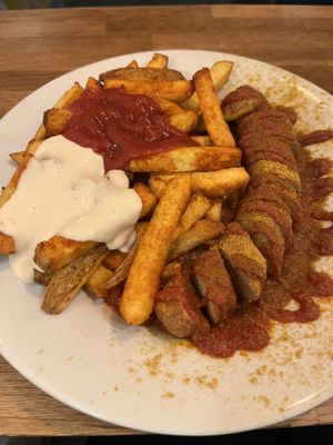 Currywurst, fries, ketchup and mayo - definitely not rabbit food 🐰🌱  at Vöner der Vegetarische Döner in Berlin