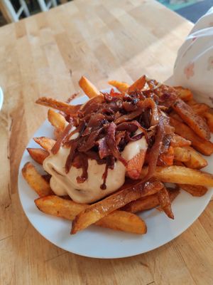 Spezial Pommes at Vöner der Vegetarische Döner in Berlin