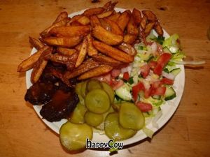 Seitan nuggets with chips and salad at Vöner der Vegetarische Döner in Berlin