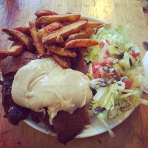 Vöner Teller with garlic-tahini sauce at Vöner der Vegetarische Döner in Berlin