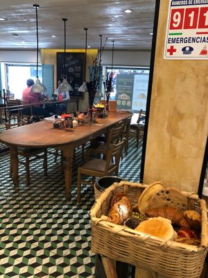 Shared seating  at Le Pain Quotidien - Reforma in Mexico City