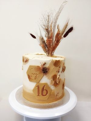 Cake with dried flowers at Magpies  in Bruges