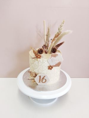 Cake with dried flowers at Magpies  in Bruges