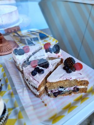 Berry pie at Magpies  in Bruges