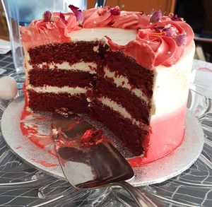 Custom red velvet b-day cake at Catberry in Ghent