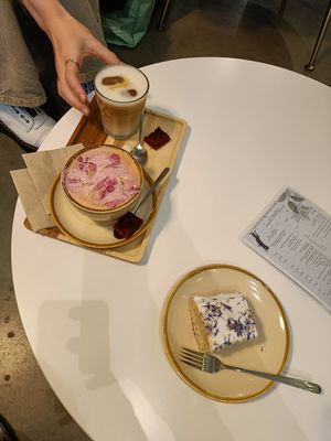 Iced coffee, pink drink and lemon poppyseed at Catberry in Ghent